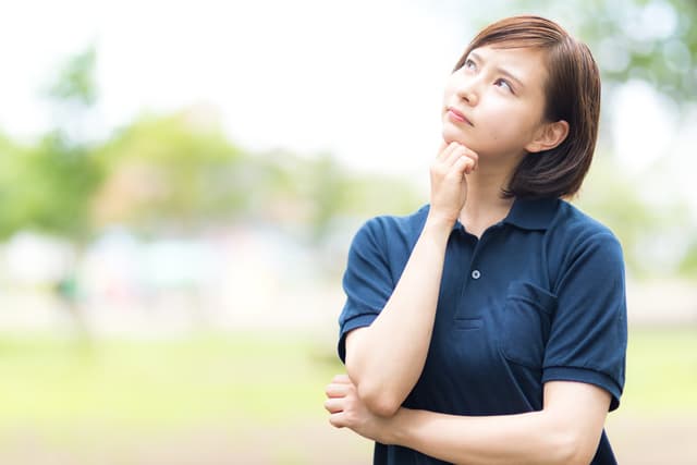 仰いで悩む女子