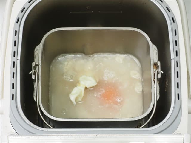 パンケースをホームベーカリーにセット