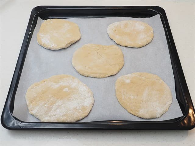 伸ばして天板に並べる