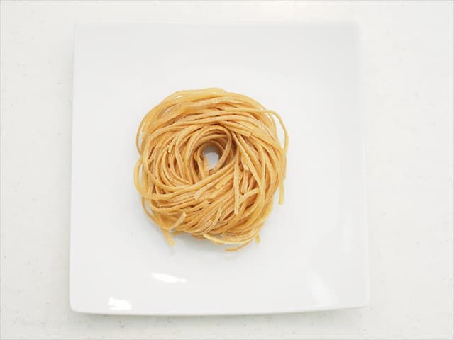 まーめんを皿にのせる