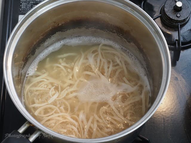 九州まーめんを茹でてる途中
