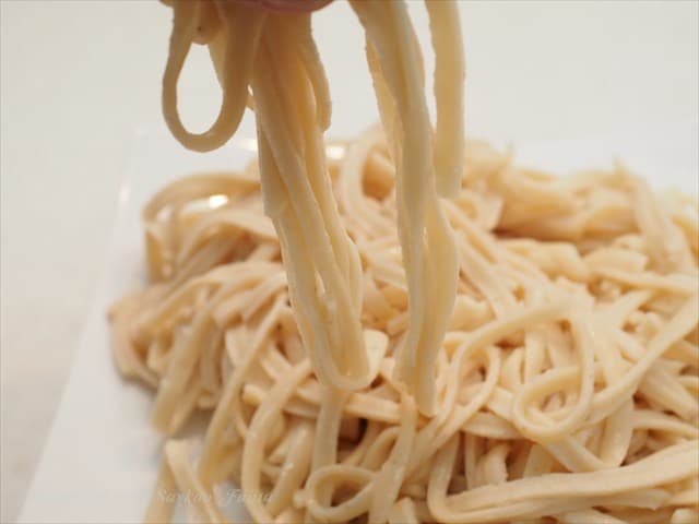麺を持ち上げる